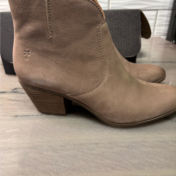 Frye Tan Heeled Boots with Western Silhouette - Picture 4 of 7